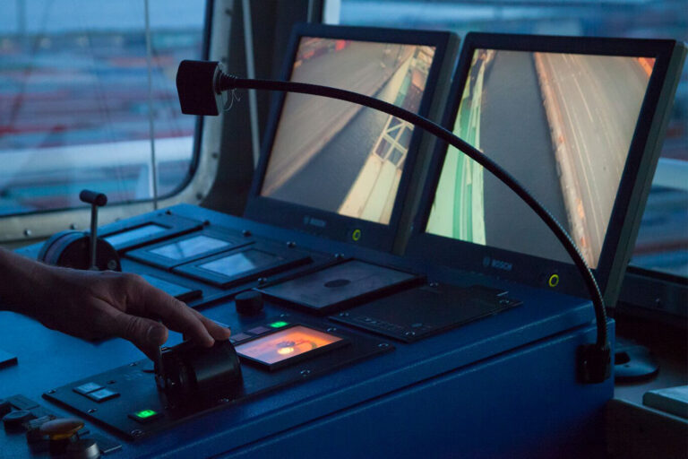 Aluksen hallintalaitteistoa