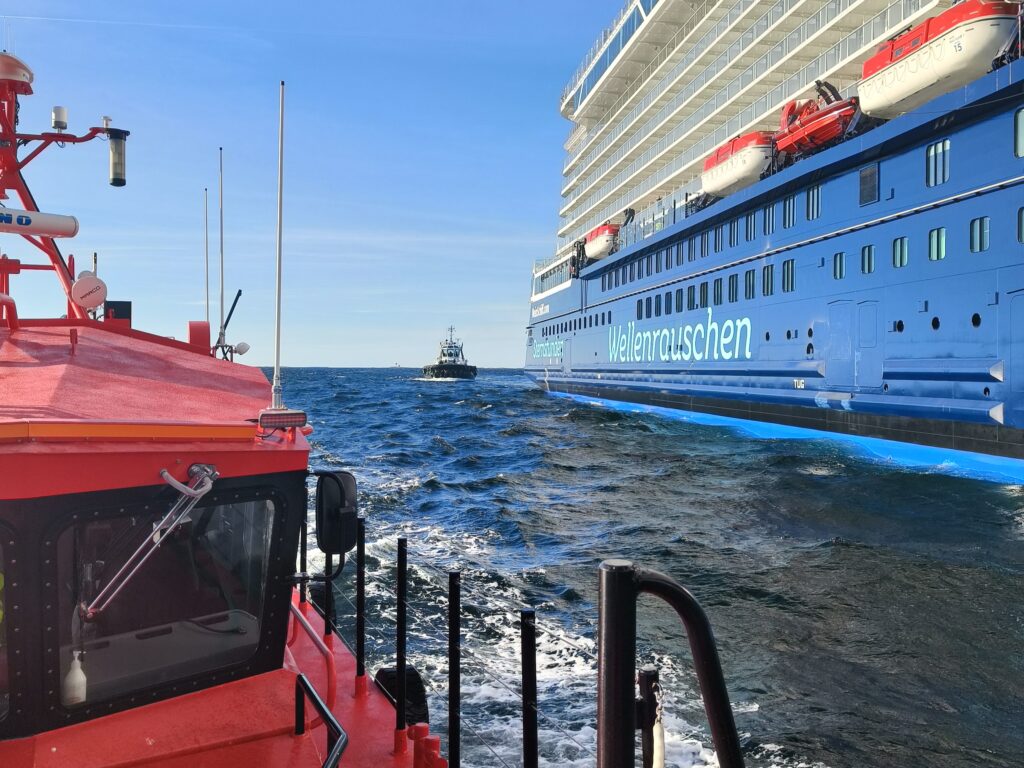 Luotsivene ja risteilualus rinnakkain