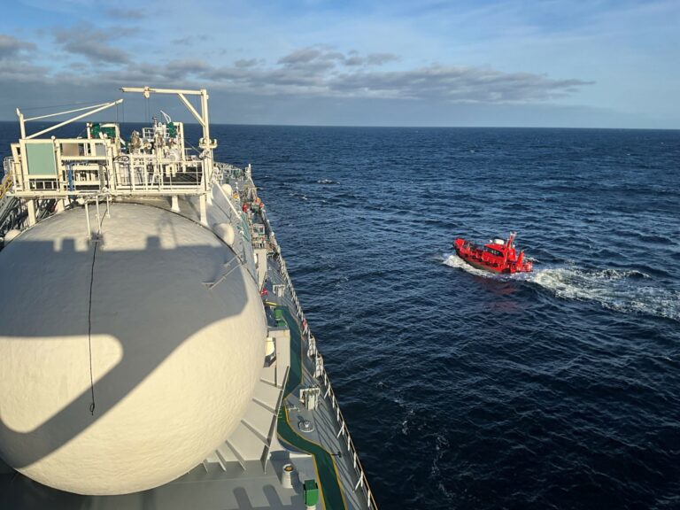 Luotsivene saapuu aluksen kyljelle