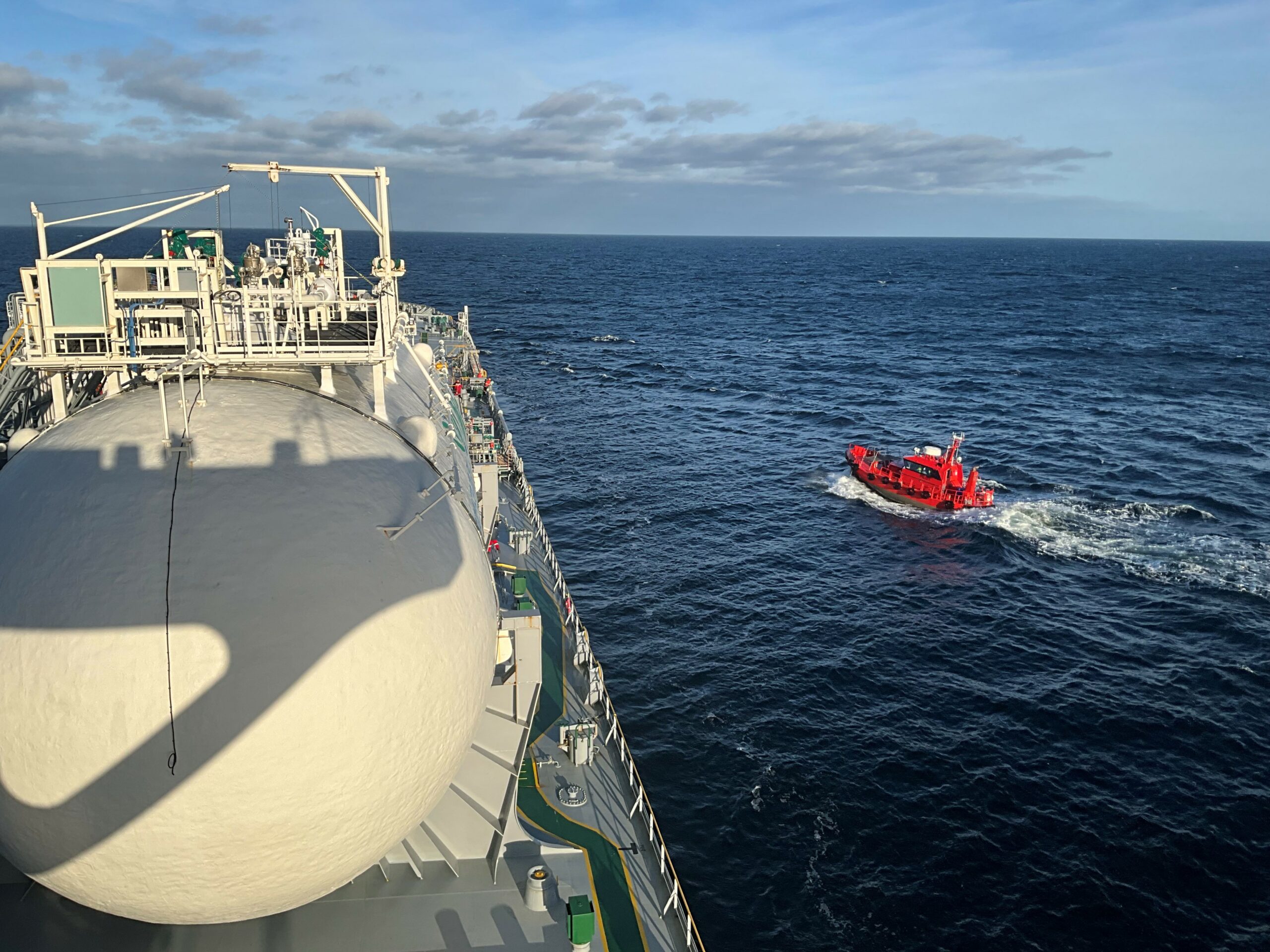 Luotsivene saapuu aluksen kyljelle