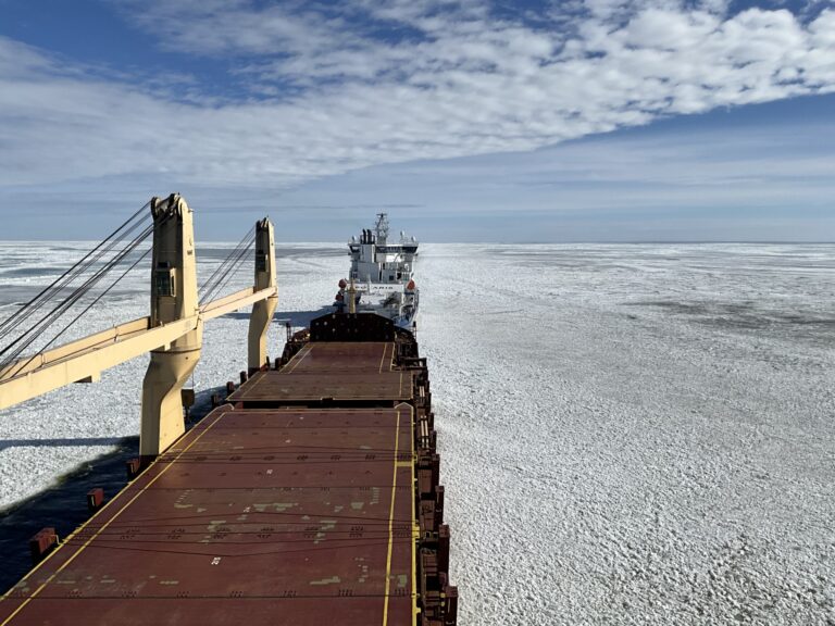 Alus pohjoisella Perämerellä jäissä