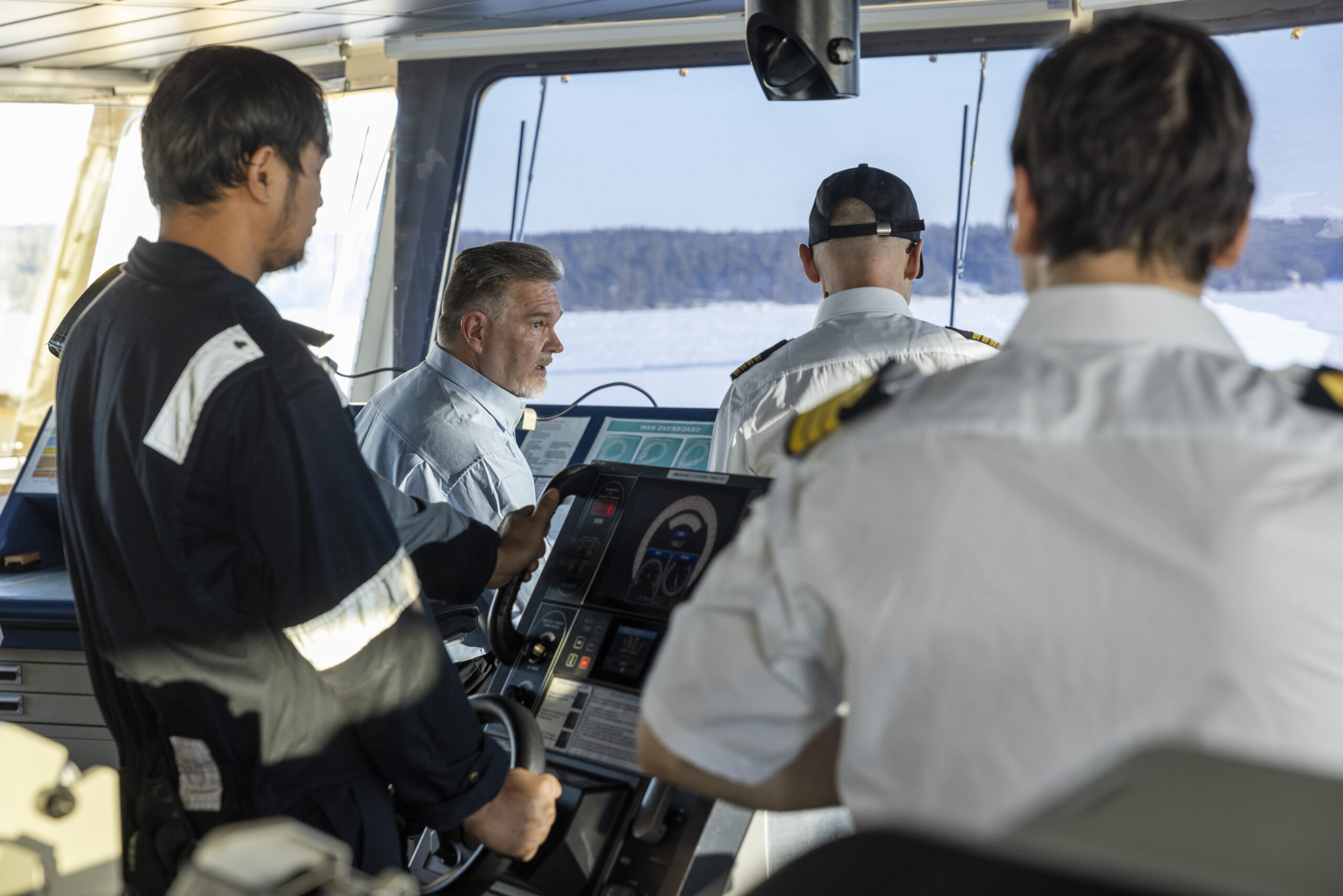 Finnpilot-luotsialus liikkuu saaristossa.